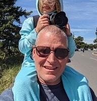 Image of Lars Estrem visiting the coast with his daughter